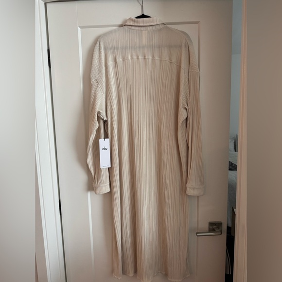 Alo Micro Plisse Shirt Dress, Oat Milk, Size Medium - Picture 6 of 6